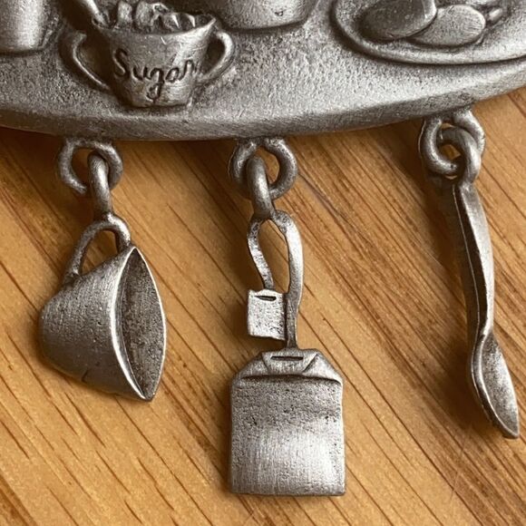 Signed JJ Pewter Tea Time Pin - Picture 4 of 9
